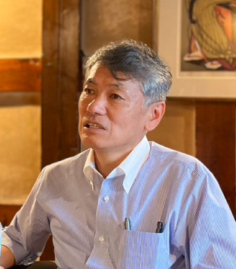 代表の顏